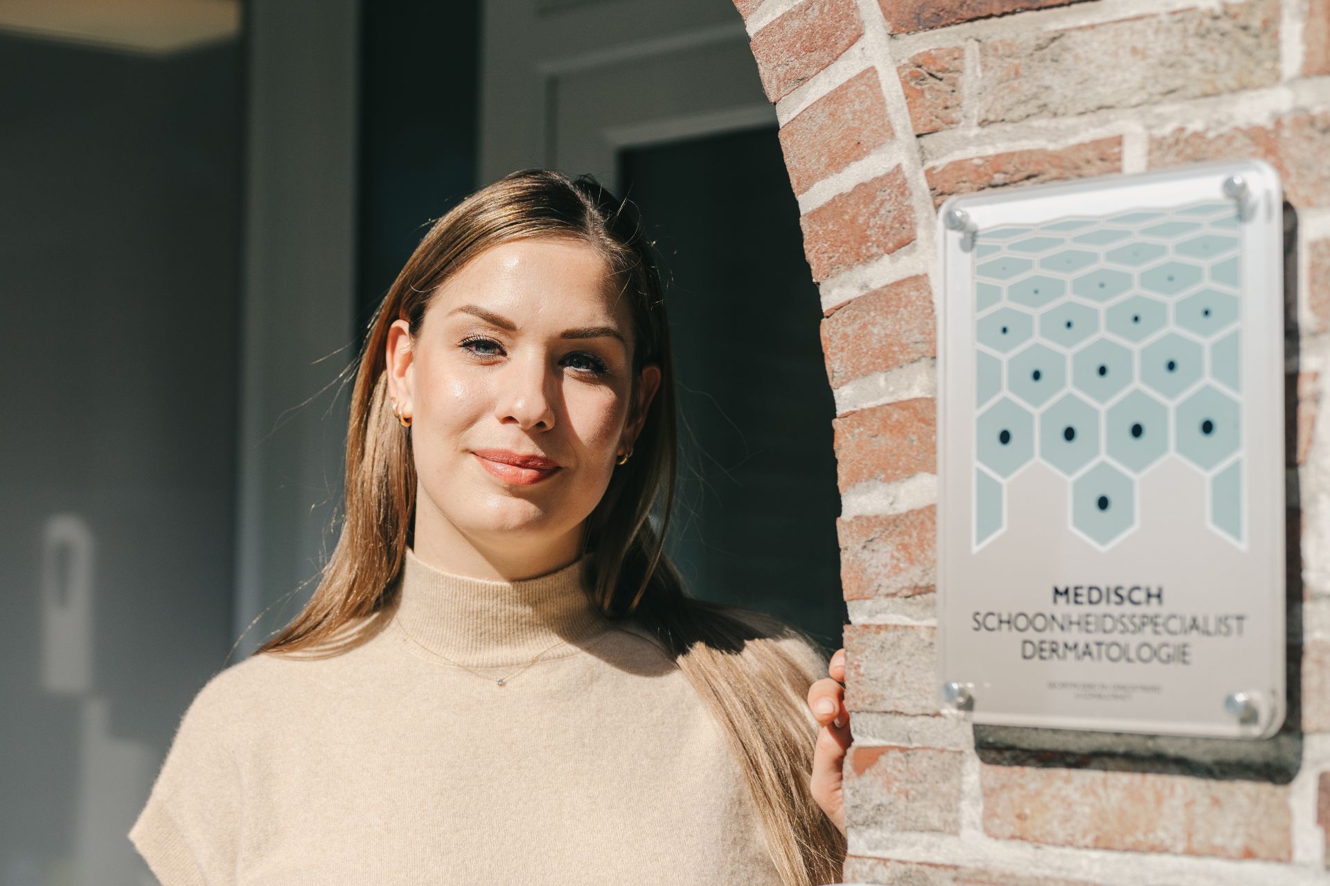 Annelien bladert door productmagazine